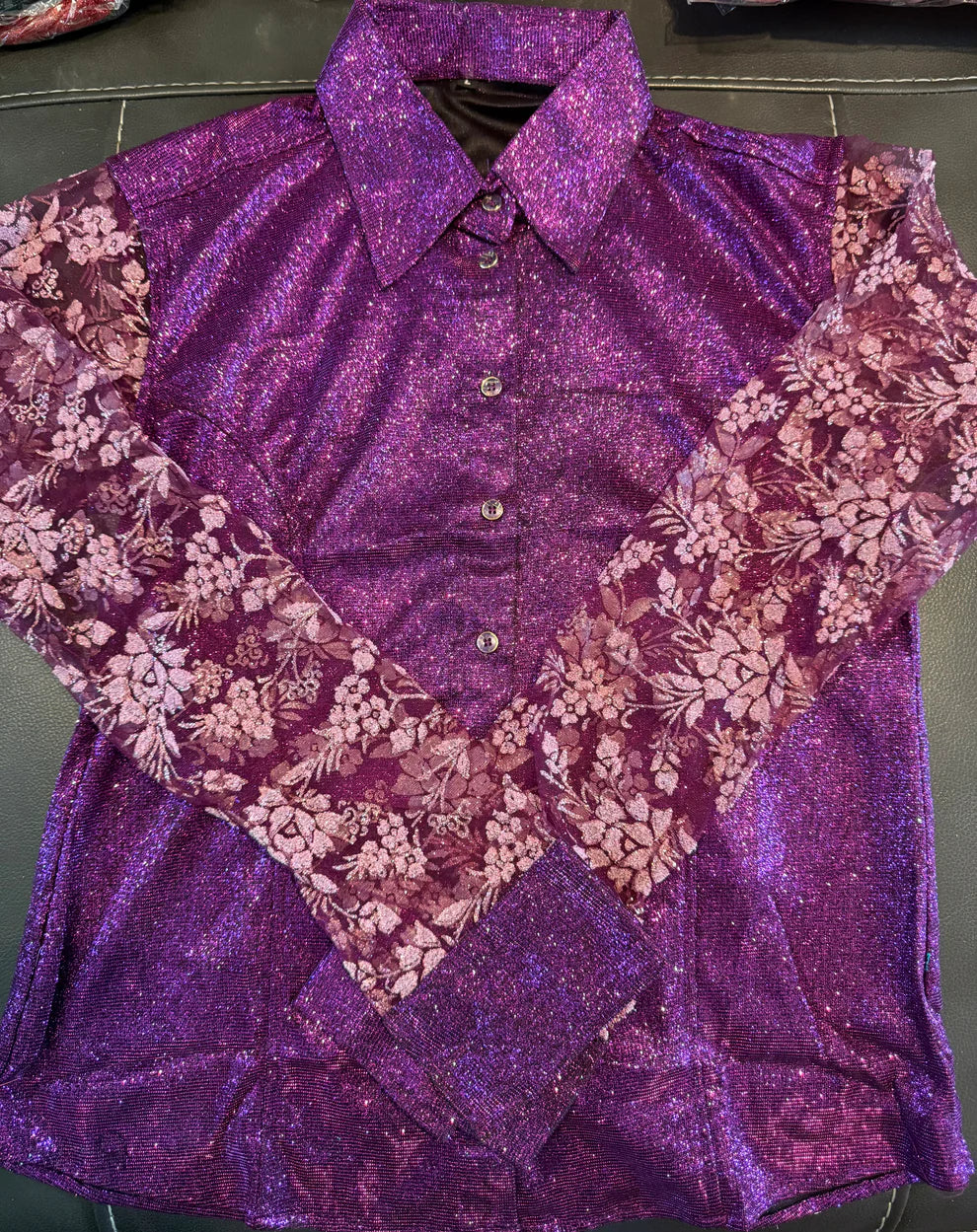 Chemise à paillettes avec manches en dentelle