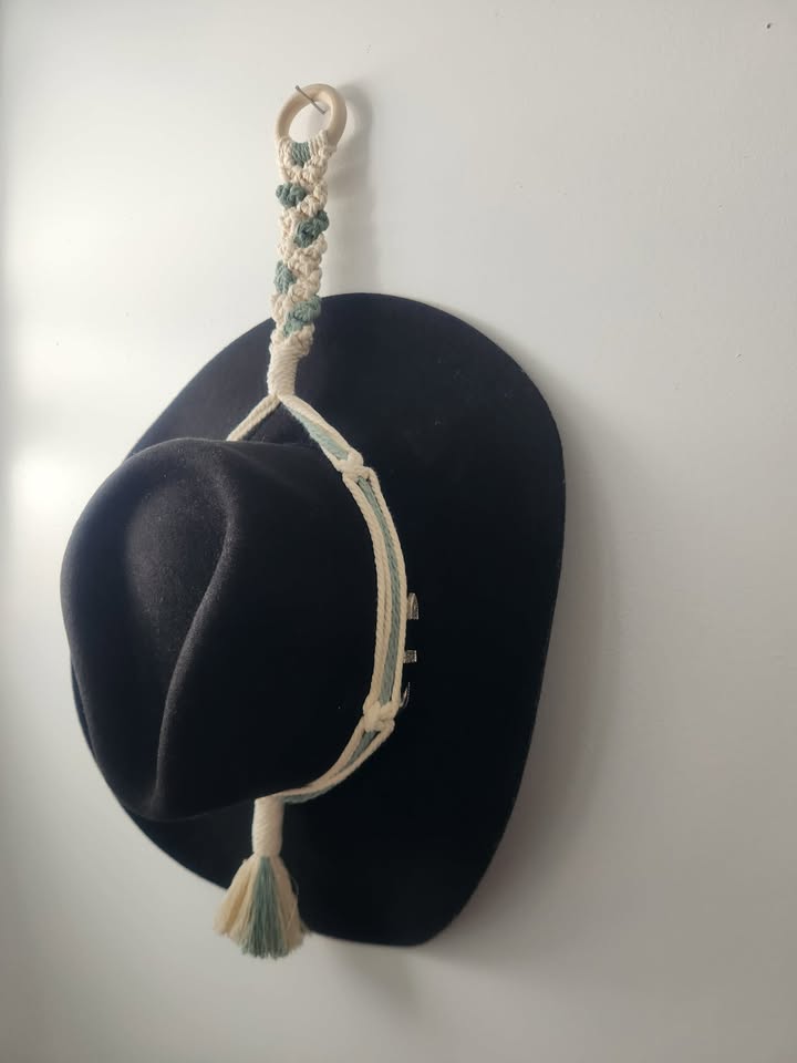 Porte-chapeau de cowboy en macramé