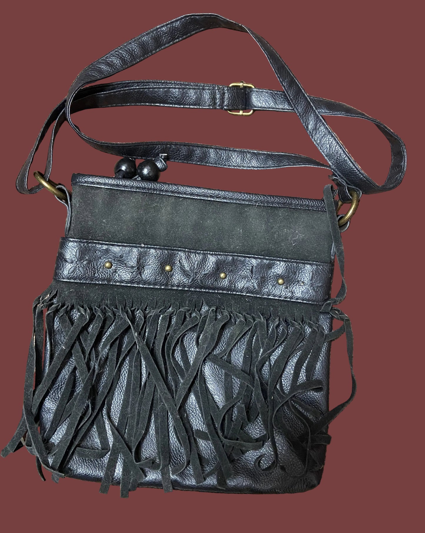 Sac à main en cuir noir avec pompons