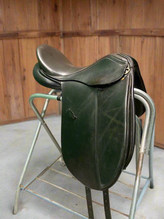 17.5" Santa Cruz KUHN Dressage Saddle